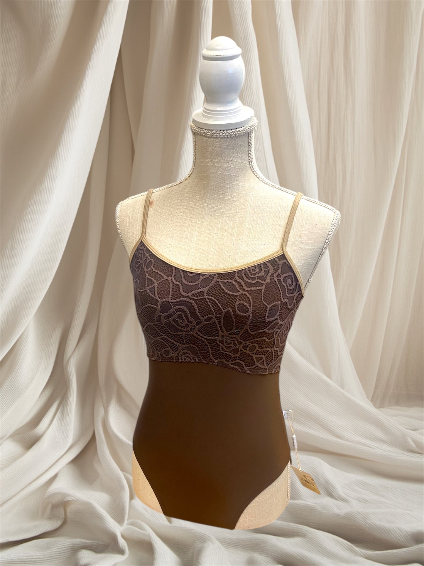 CLASS IN BROWN LACE CAMI
